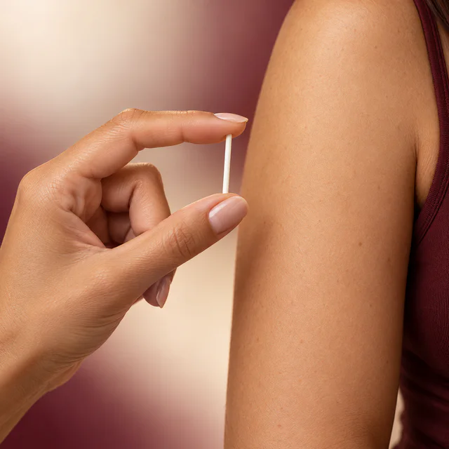 Bastão contraceptivo Implanon próximo ao braço