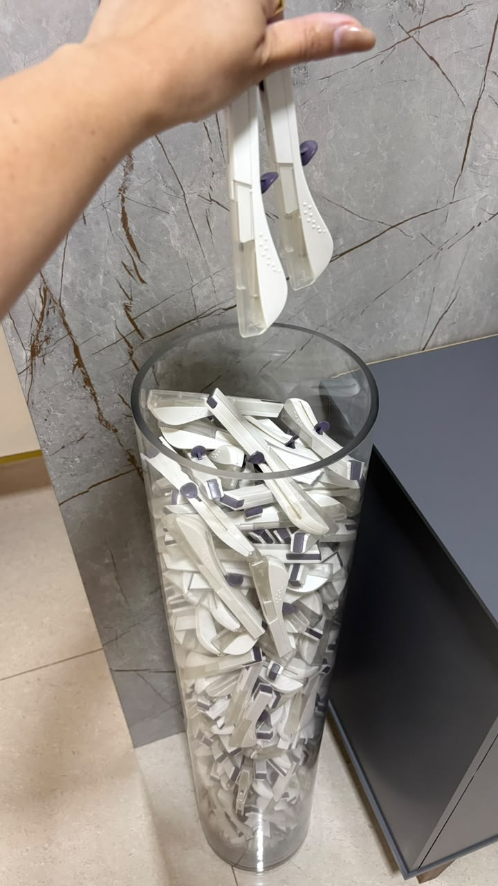 Recipiente com aplicadores utilizados em inserções de Implanon realizadas por Sheila Antunes